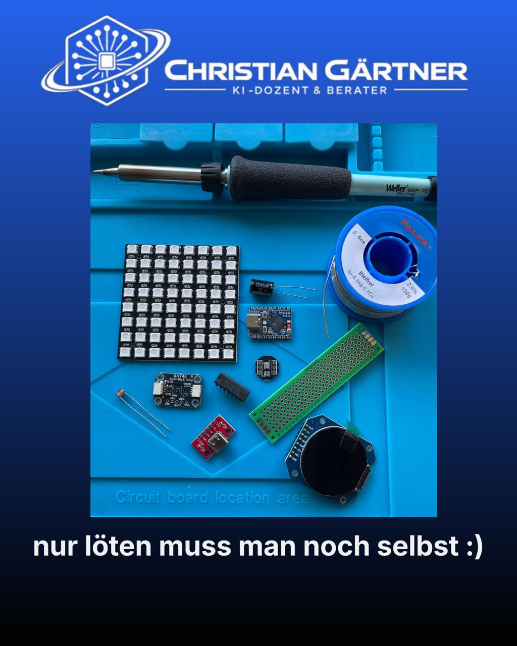 Lötkolben, LED-Panel, Sensoren und Lochrasterplatine auf der Lötmatte